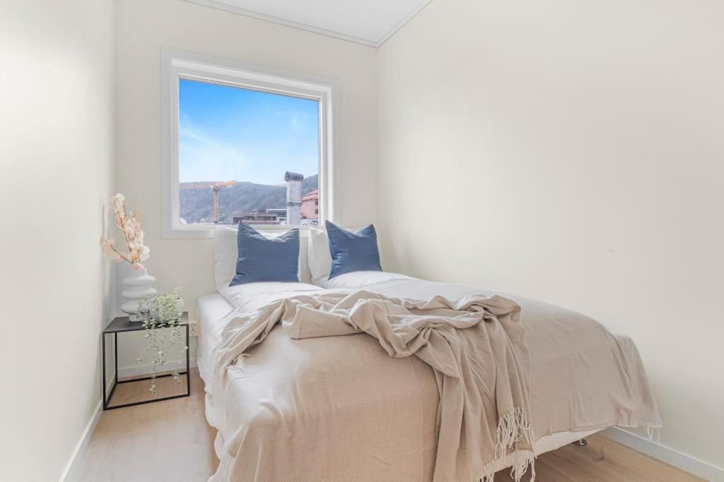 New! Huge Modern Apartment! Fit For Two Families! Bergen Exteriör bild