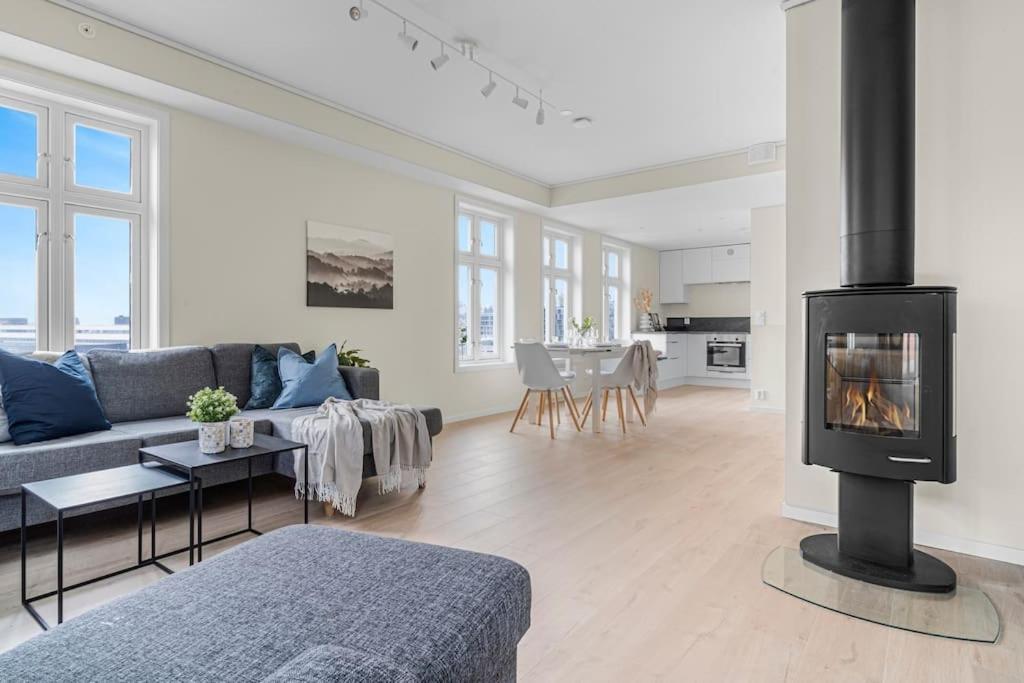 New! Huge Modern Apartment! Fit For Two Families! Bergen Exteriör bild