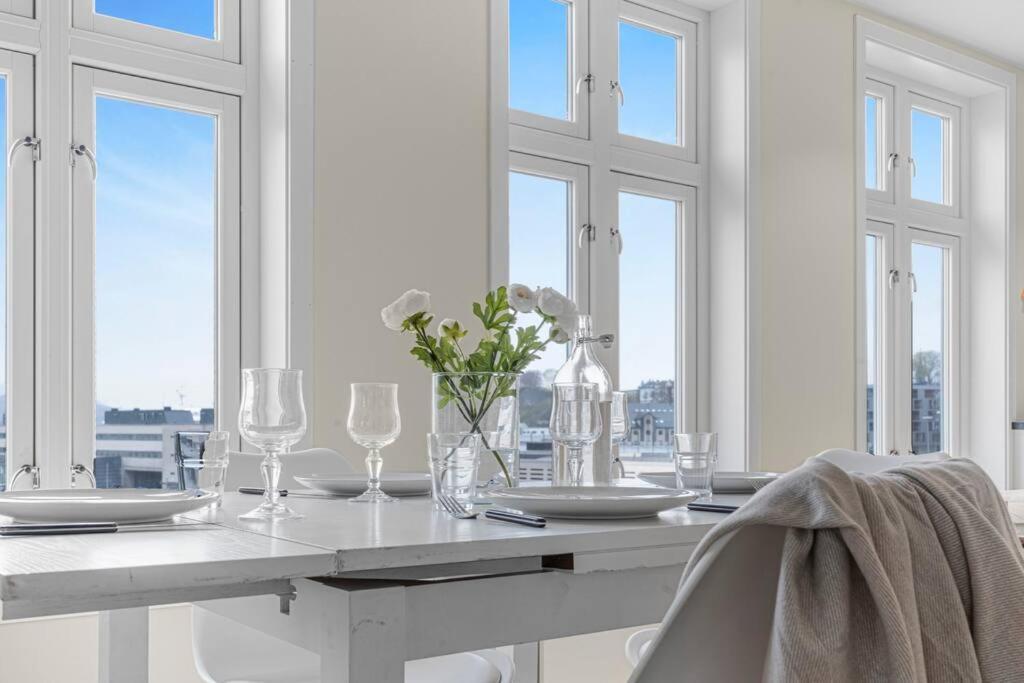 New! Huge Modern Apartment! Fit For Two Families! Bergen Exteriör bild