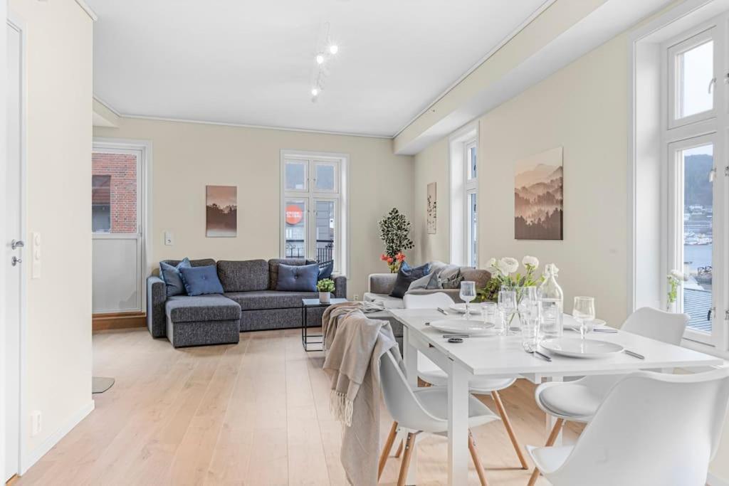 New! Huge Modern Apartment! Fit For Two Families! Bergen Exteriör bild